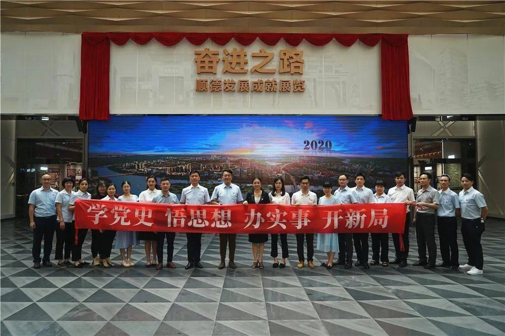 小学生夜晚出校园被老师掌掴脚踢，当学生违规时老师怎样做才最妥善？游戏画面